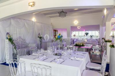 Table décorée avec des fleurs blanches, des ornements royaux ’Queen’ et ’King’, et un fond scintillant.