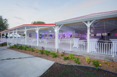 Table décorée avec des fleurs blanches, des ornements royaux ’Queen’ et ’King’, et un fond scintillant.