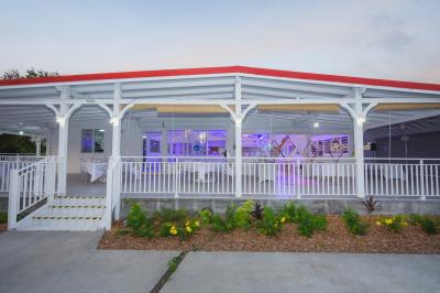 Table décorée avec des fleurs blanches, des ornements royaux ’Queen’ et ’King’, et un fond scintillant.