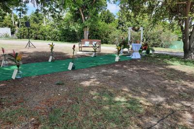 Table décorée avec des fleurs blanches, des ornements royaux ’Queen’ et ’King’, et un fond scintillant.