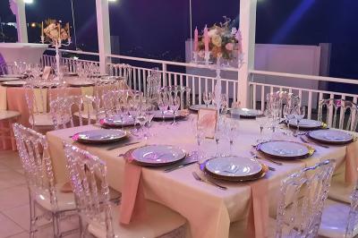 Table décorée avec des fleurs blanches, des ornements royaux ’Queen’ et ’King’, et un fond scintillant.