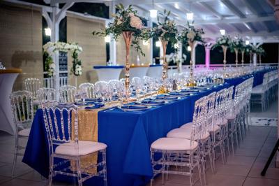 Table décorée avec des fleurs blanches, des ornements royaux ’Queen’ et ’King’, et un fond scintillant.