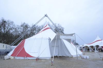 Miniature Location salle Lille (Nord) - Chapiteaux Arlette Gruss - Lille #23 Personnes dansant sous des éclairages colorés dans une salle sombre avec des gradins en arrière-plan.