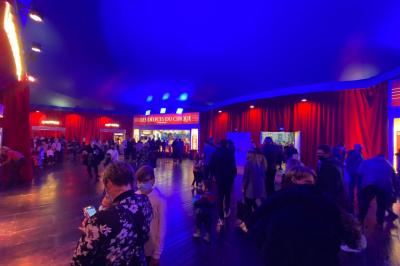 Miniature Location salle Lille (Nord) - Chapiteaux Arlette Gruss - Lille #16 Personnes dansant sous des éclairages colorés dans une salle sombre avec des gradins en arrière-plan.