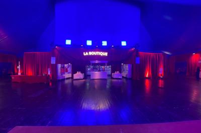 Miniature Location salle Lille (Nord) - Chapiteaux Arlette Gruss - Lille #21 Personnes dansant sous des éclairages colorés dans une salle sombre avec des gradins en arrière-plan.