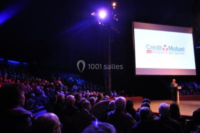 Miniature Location salle Boulogne-sur-Mer (Pas-de-Calais) - Chapiteaux Arlette Gruss - Boulogne-sur-Mer #9 Personnes dansant sous des éclairages colorés dans une salle sombre avec des gradins en arrière-plan.