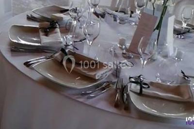 Miniature DJ Toulouse (Haute-Garonne) - Smiley Musik #10 Salle de réception avec tables dressées, nappes blanches, chaises décorées et éclairage naturel à travers de grandes…