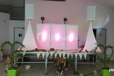 Miniature DJ Toulouse (Haute-Garonne) - Smiley Musik #6 Salle de réception avec tables dressées, nappes blanches, chaises décorées et éclairage naturel à travers de grandes…