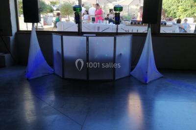 Miniature DJ Toulouse (Haute-Garonne) - Smiley Musik #8 Salle de réception avec tables dressées, nappes blanches, chaises décorées et éclairage naturel à travers de grandes…