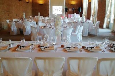 Miniature DJ Toulouse (Haute-Garonne) - Smiley Musik #11 Salle de réception avec tables dressées, nappes blanches, chaises décorées et éclairage naturel à travers de grandes…