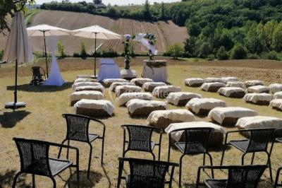 Miniature DJ Toulouse (Haute-Garonne) - Smiley Musik #9 Salle de réception avec tables dressées, nappes blanches, chaises décorées et éclairage naturel à travers de grandes…