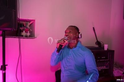 Miniature DJ Toulouse (Haute-Garonne) - Smiley Musik #2 Salle de réception avec tables dressées, nappes blanches, chaises décorées et éclairage naturel à travers de grandes…