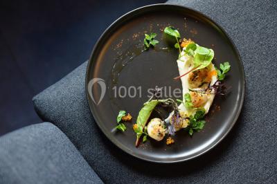 Miniature Traiteur Forest-sur-Marque (Nord) - Auberge du Tilleul #6 Assiette de homard décorée d'agrumes, œufs de poisson, herbes fraîches, accompagnée d'une sauce verte en verrine.