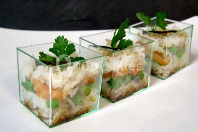 Miniature Traiteur Forest-sur-Marque (Nord) - Auberge du Tilleul #4 Assiette de homard décorée d'agrumes, œufs de poisson, herbes fraîches, accompagnée d'une sauce verte en verrine.