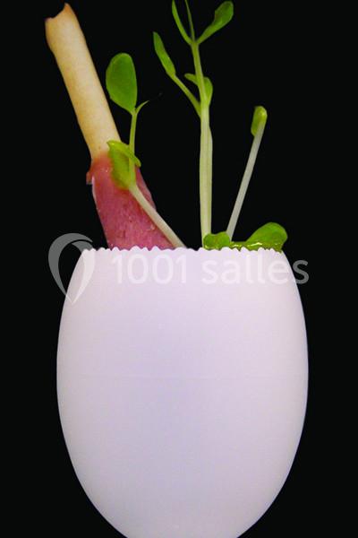 Traiteur Forest-sur-Marque (Nord) - Auberge du Tilleul #24 Branche de plante et bâtonnet enroulé de viande dans une coquille d'œuf blanche sur fond noir.