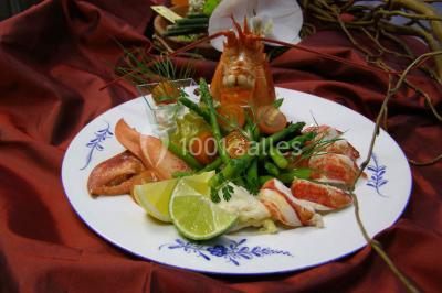 Miniature Traiteur Forest-sur-Marque (Nord) - Auberge du Tilleul #27 Assiette de homard décorée d'agrumes, œufs de poisson, herbes fraîches, accompagnée d'une sauce verte en verrine.