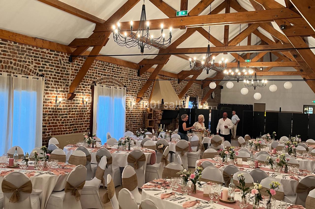 Traiteur Forest-sur-Marque (Nord) - Auberge du Tilleul #19 Salle de réception décorée avec des tables dressées, nappes blanches, chaises ornées et poutres apparentes au plafond.