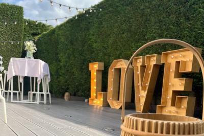 Miniature Traiteur Forest-sur-Marque (Nord) - Auberge du Tilleul #12 Assiette de homard décorée d'agrumes, œufs de poisson, herbes fraîches, accompagnée d'une sauce verte en verrine.