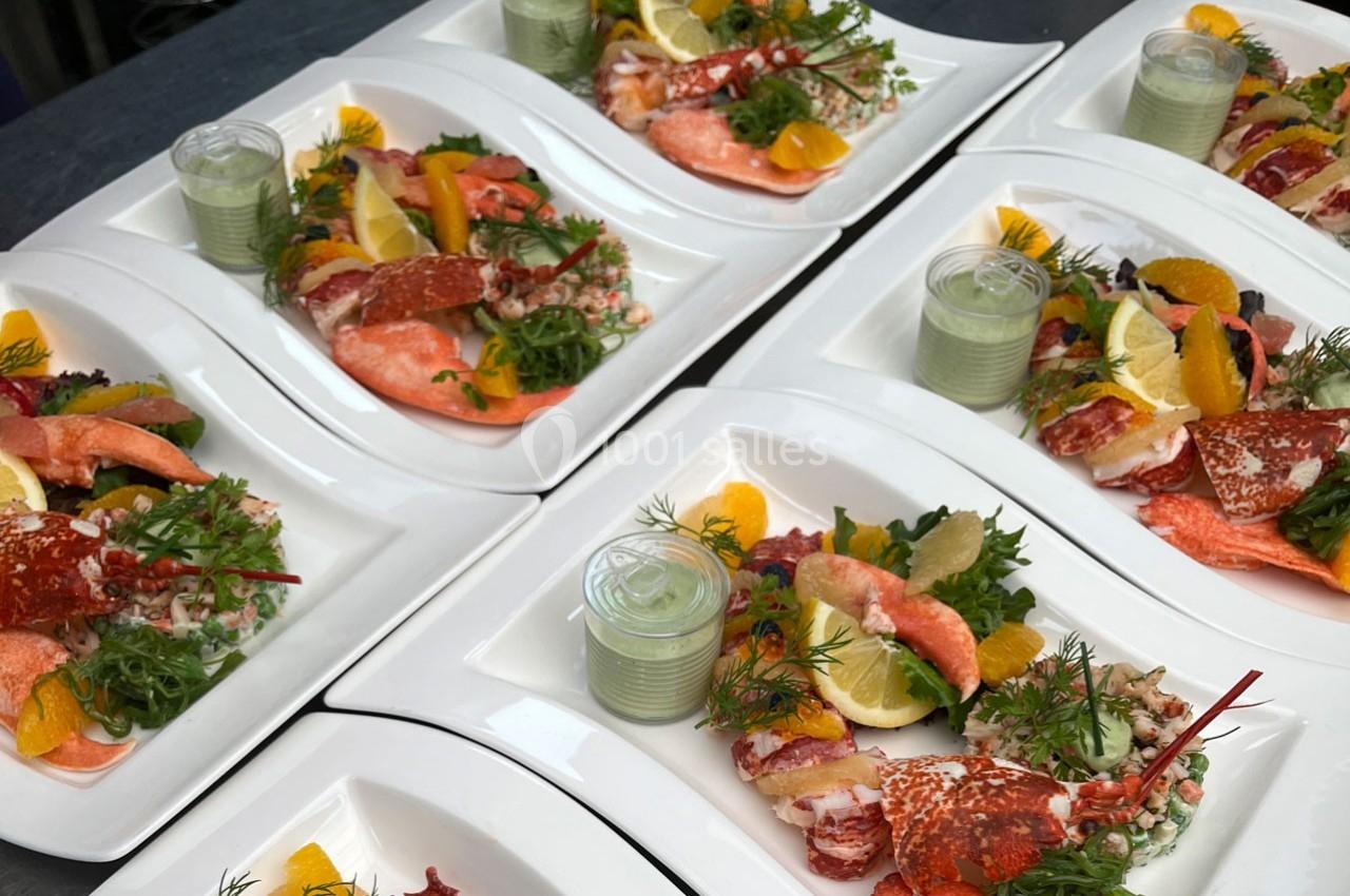 Traiteur Forest-sur-Marque (Nord) - Auberge du Tilleul #35 Assiettes de homard avec légumes, agrumes, salade et sauce verte, soigneusement dressées sur une table.