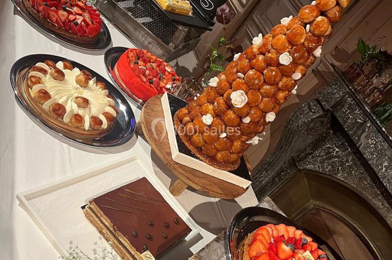 Traiteur Forest-sur-Marque (Nord) - Auberge du Tilleul #20 Buffet de desserts comprenant une pièce montée, des tartes aux fruits, un gâteau au chocolat et des choux à la crème.