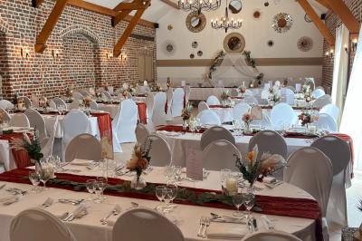 Miniature SALON GAUGUIN ET SON MUR DE MIROIRS Assiette de homard décorée d'agrumes, œufs de poisson, herbes fraîches, accompagnée d'une sauce verte en verrine.