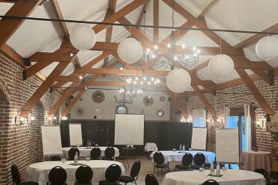 Miniature SEMINAIRE Assiette de homard décorée d'agrumes, œufs de poisson, herbes fraîches, accompagnée d'une sauce verte en verrine.