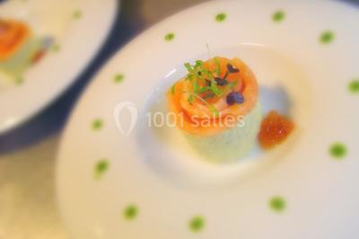 Miniature Traiteur Forest-sur-Marque (Nord) - Auberge du Tilleul #6 Dessert roulé recouvert de glaçage rouge, garni de rondelles de banane, avec des touches de coulis sur l'assiette blanche.