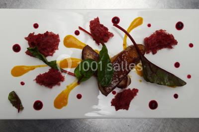 Miniature Traiteur Forest-sur-Marque (Nord) - Auberge du Tilleul #10 Dessert roulé recouvert de glaçage rouge, garni de rondelles de banane, avec des touches de coulis sur l'assiette blanche.