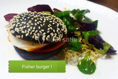 Miniature Traiteur Forest-sur-Marque (Nord) - Auberge du Tilleul #11 Dessert roulé recouvert de glaçage rouge, garni de rondelles de banane, avec des touches de coulis sur l'assiette blanche.