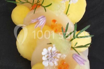 Miniature Traiteur Forest-sur-Marque (Nord) - Auberge du Tilleul #13 Dessert roulé recouvert de glaçage rouge, garni de rondelles de banane, avec des touches de coulis sur l'assiette blanche.