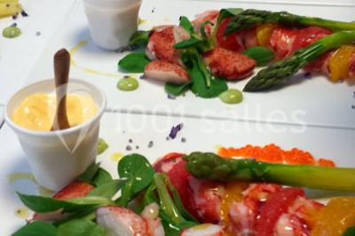 Miniature Traiteur Forest-sur-Marque (Nord) - Auberge du Tilleul #15 Dessert roulé recouvert de glaçage rouge, garni de rondelles de banane, avec des touches de coulis sur l'assiette blanche.