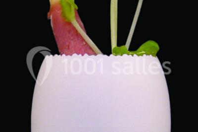 Miniature Traiteur Forest-sur-Marque (Nord) - Auberge du Tilleul #17 Dessert roulé recouvert de glaçage rouge, garni de rondelles de banane, avec des touches de coulis sur l'assiette blanche.