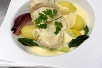 Miniature Traiteur Forest-sur-Marque (Nord) - Auberge du Tilleul #18 Dessert roulé recouvert de glaçage rouge, garni de rondelles de banane, avec des touches de coulis sur l'assiette blanche.