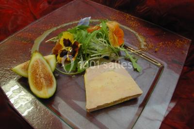 Miniature Traiteur Forest-sur-Marque (Nord) - Auberge du Tilleul #19 Dessert roulé recouvert de glaçage rouge, garni de rondelles de banane, avec des touches de coulis sur l'assiette blanche.