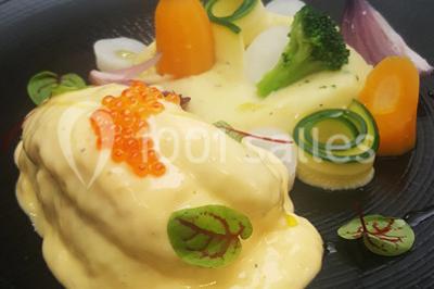 Miniature Traiteur Forest-sur-Marque (Nord) - Auberge du Tilleul #21 Dessert roulé recouvert de glaçage rouge, garni de rondelles de banane, avec des touches de coulis sur l'assiette blanche.