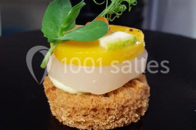 Miniature Traiteur Forest-sur-Marque (Nord) - Auberge du Tilleul #22 Dessert roulé recouvert de glaçage rouge, garni de rondelles de banane, avec des touches de coulis sur l'assiette blanche.