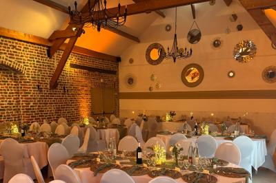 Miniature Traiteur Forest-sur-Marque (Nord) - Auberge du Tilleul #5 Dessert roulé recouvert de glaçage rouge, garni de rondelles de banane, avec des touches de coulis sur l'assiette blanche.