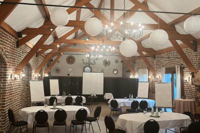 Miniature Traiteur Forest-sur-Marque (Nord) - Auberge du Tilleul #2 Dessert roulé recouvert de glaçage rouge, garni de rondelles de banane, avec des touches de coulis sur l'assiette blanche.