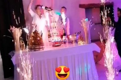 Miniature DJ Spézet (Finistère) - Anime dj Thony #2 Un couple danse sous des lumières violettes dans une salle sombre, vu depuis une table de mixage de DJ.