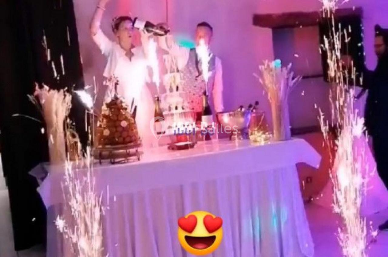 Table décorée pour une fête avec des desserts, des fontaines étincelantes et des animations lumineuses colorées.