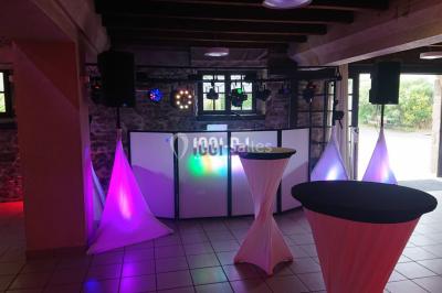 Miniature DJ Spézet (Finistère) - Anime dj Thony #8 Un couple danse sous des lumières violettes dans une salle sombre, vu depuis une table de mixage de DJ.