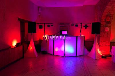 Miniature DJ Spézet (Finistère) - Anime dj Thony #12 Un couple danse sous des lumières violettes dans une salle sombre, vu depuis une table de mixage de DJ.