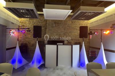 Miniature DJ Spézet (Finistère) - Anime dj Thony #14 Un couple danse sous des lumières violettes dans une salle sombre, vu depuis une table de mixage de DJ.