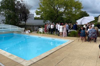 Miniature DJ Spézet (Finistère) - Anime dj Thony #16 Un couple danse sous des lumières violettes dans une salle sombre, vu depuis une table de mixage de DJ.