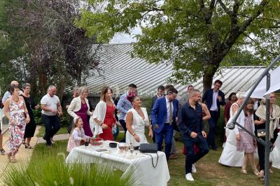 Miniature DJ Spézet (Finistère) - Anime dj Thony #17 Un couple danse sous des lumières violettes dans une salle sombre, vu depuis une table de mixage de DJ.