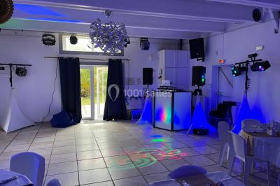 Miniature DJ Spézet (Finistère) - Anime dj Thony #19 Un couple danse sous des lumières violettes dans une salle sombre, vu depuis une table de mixage de DJ.