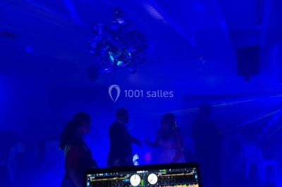 Miniature DJ Spézet (Finistère) - Anime dj Thony #23 Un couple danse sous des lumières violettes dans une salle sombre, vu depuis une table de mixage de DJ.