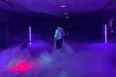 Miniature DJ Spézet (Finistère) - Anime dj Thony #34 Un couple danse sous des lumières violettes dans une salle sombre, vu depuis une table de mixage de DJ.