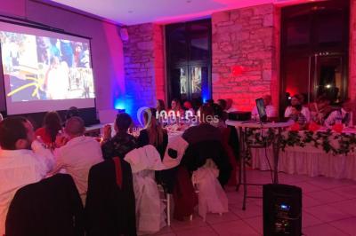 Personnes dansant sous des lumières colorées et des effets de fumée dans une ambiance festive.