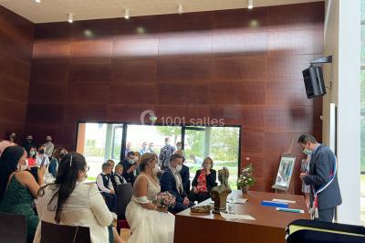 Personnes dansant sous des lumières colorées et des effets de fumée dans une ambiance festive.